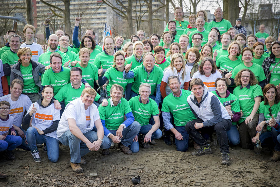 Amsterdamse ondernemers, samen met Koning Willem-Alexander en Koningin Máxima, tijdens NLdoet in Amsterdam