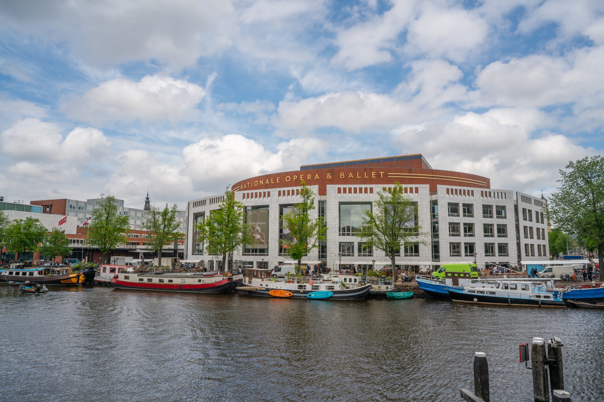 De grachtenpanden aan het Damrak in Amsterdam