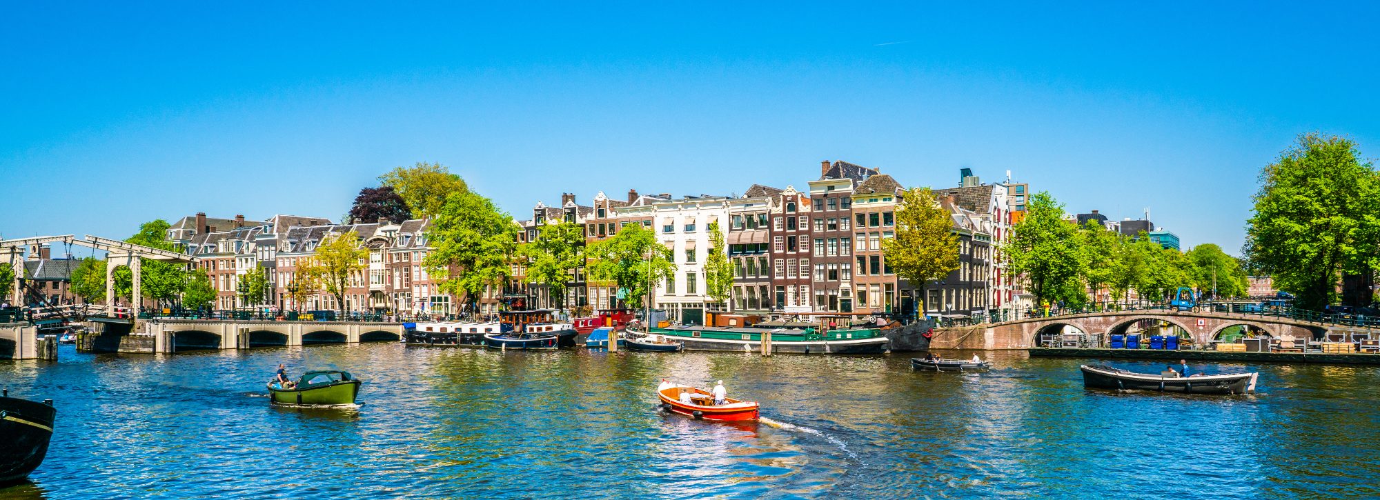 Amsterdam Centraal en het IJ van bovenaf